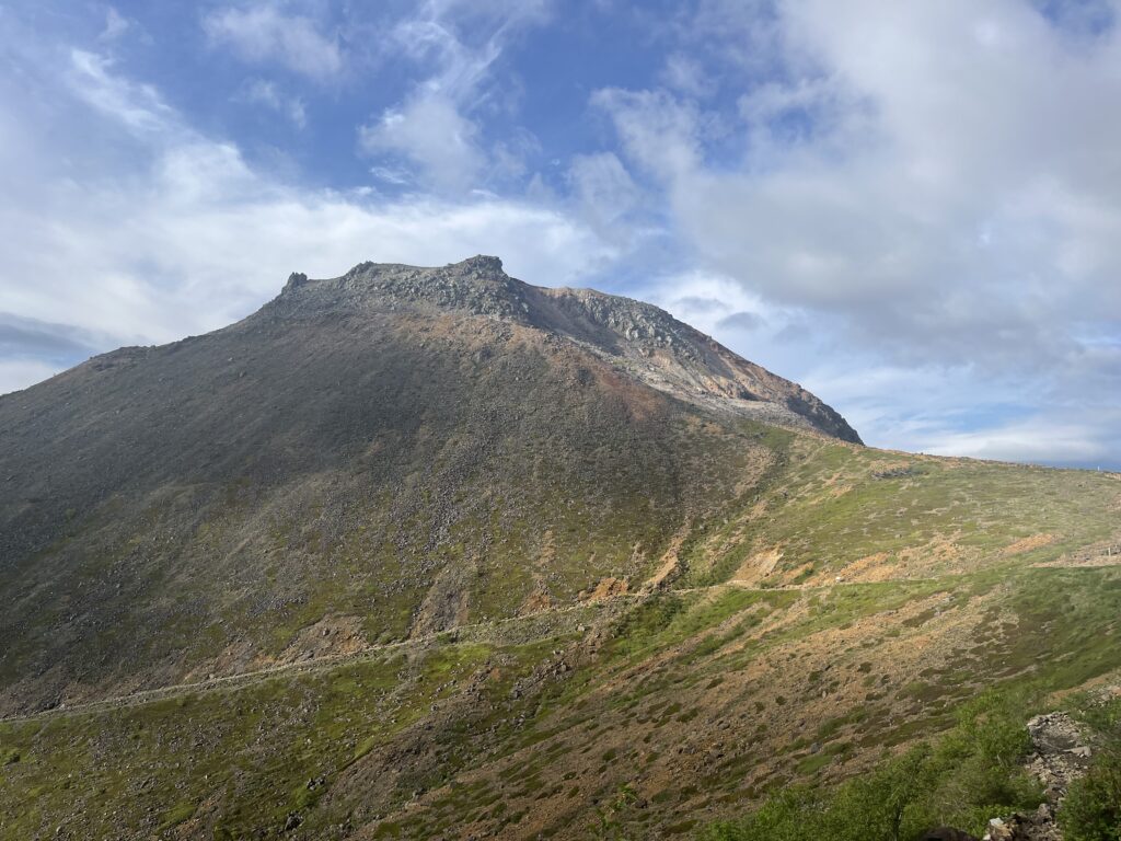 那須連山の主峰である茶臼岳の山容。同じく那須連山を形成する朝日岳への道中から撮影した絶景。
