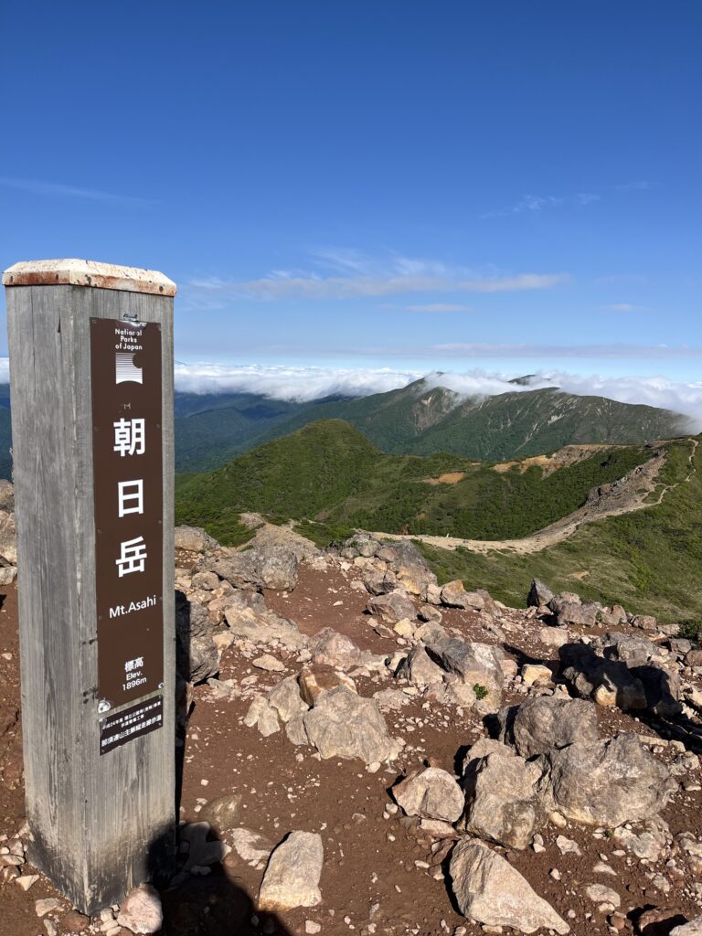 那須連山を形成する朝日岳の山頂。奥に三本槍岳への稜線を望む。