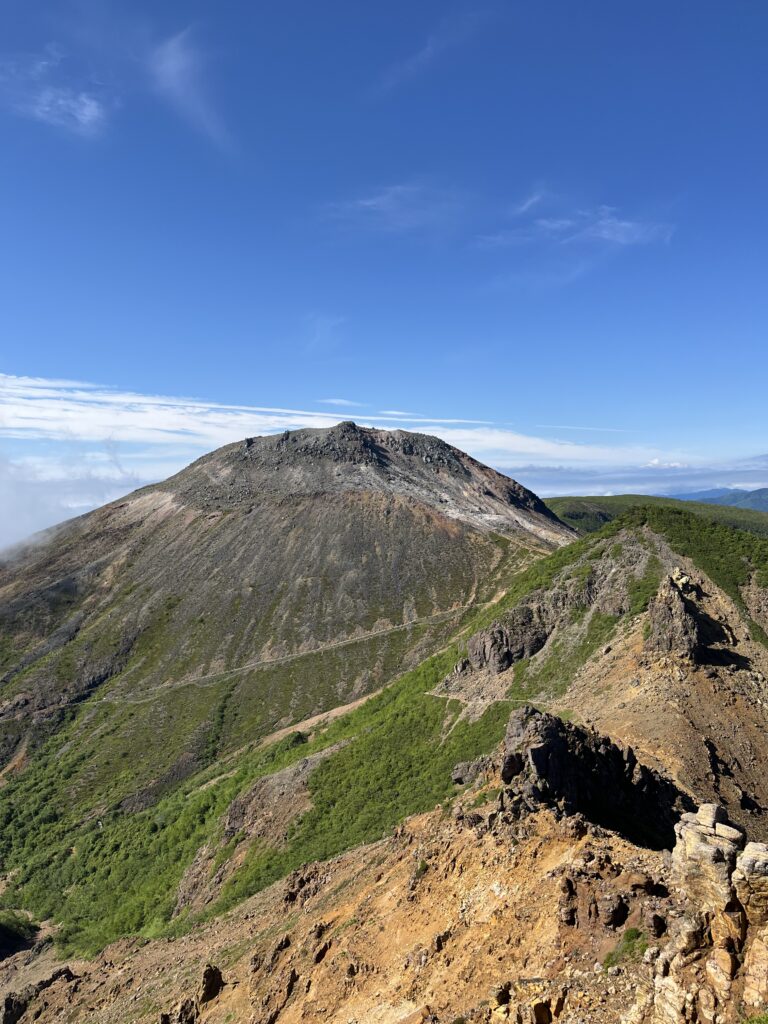 那須連山の主峰である茶臼岳の山容。同じく那須連山を形成する朝日岳への道中から撮影した絶景。
