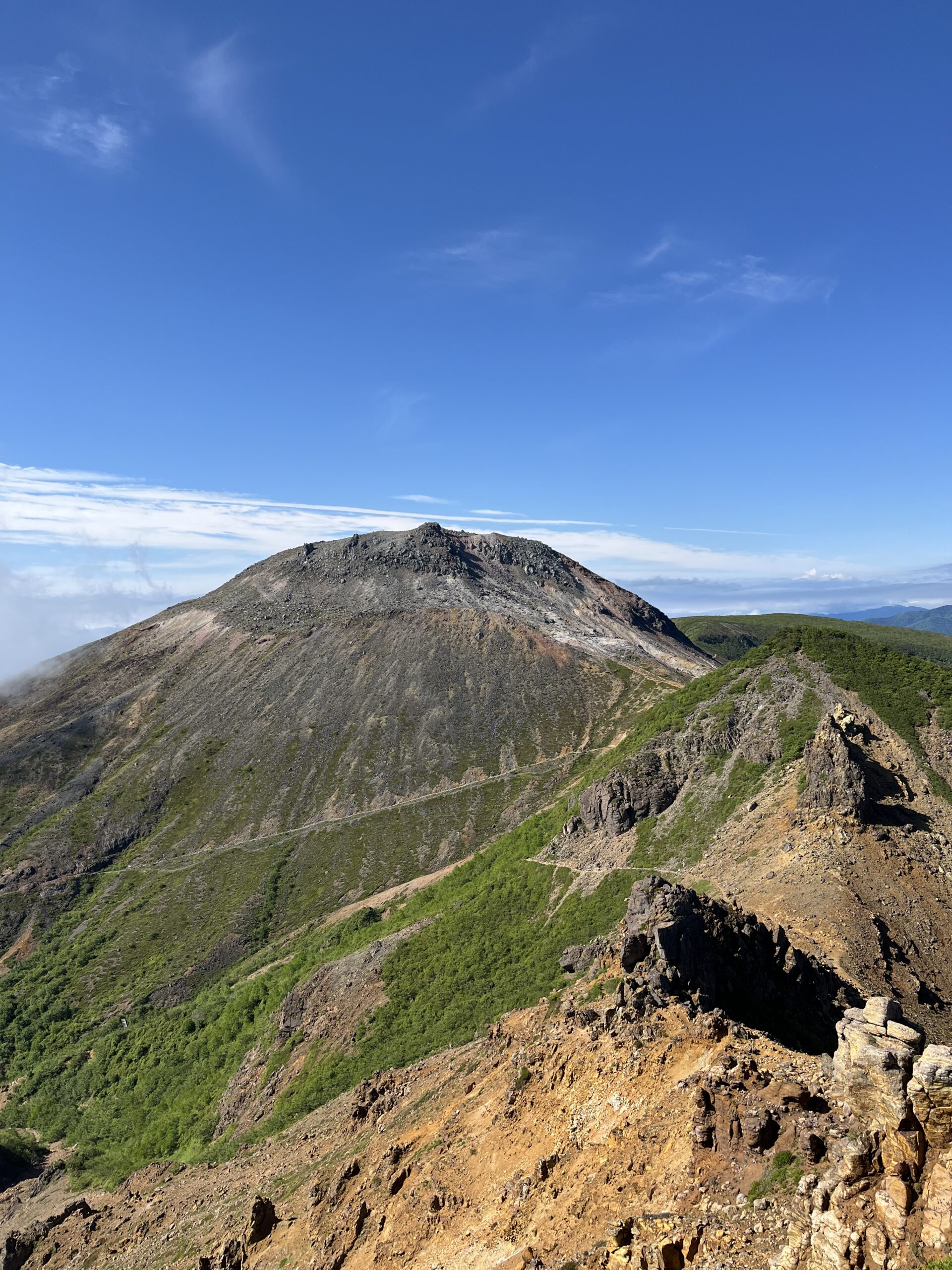 那須連山を形成する主峰の茶臼岳を望む。同じく那須連山を形成する朝日岳への道中から大迫力の絶景を見ることができる。